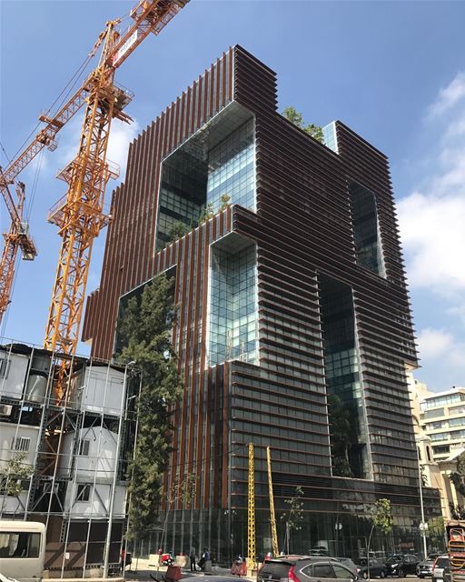 Construções super modernas continuam emergindo em Beirute. Durante o auge... (Beirut, Lebanon)