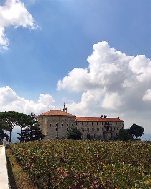 Construído em 1753 e cercado por videiras, o mosteiro Deir Mar Musa tem... (Mar Musa, Mont-Liban, Lebanon)