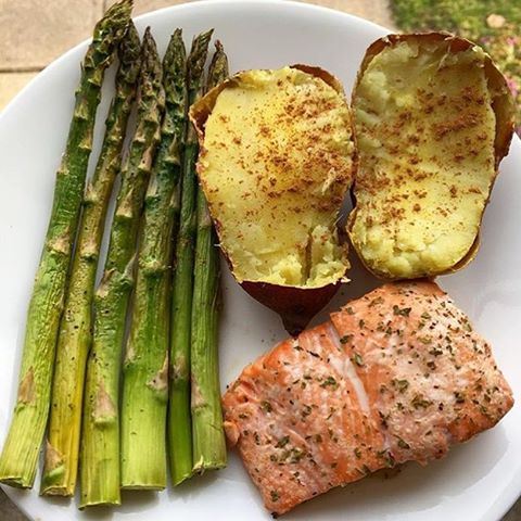 Continuing WORLD HEALTH DAY celebration with Baked salmon, potato & asparagus 😍🍴