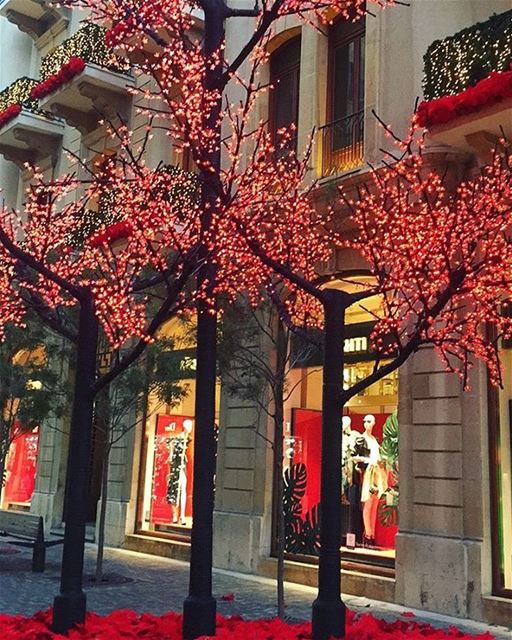 Cores e luzes de Natal começam a surgir na ruas de Downtown, Beirute. Foto... (Downtown, Beirut, Lebanon)