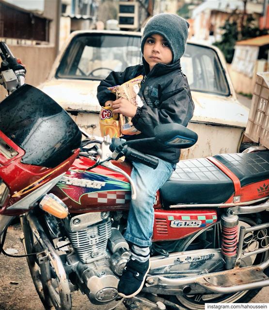 Couldn’t say no for this photo, he was too cute , happy eating his chips... (Dalhoûn, Mont-Liban, Lebanon)