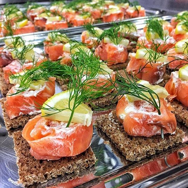 Craving these smoked salmon bites 😍👍 What's for lunch? 🍴 Credits to @foodbynatt