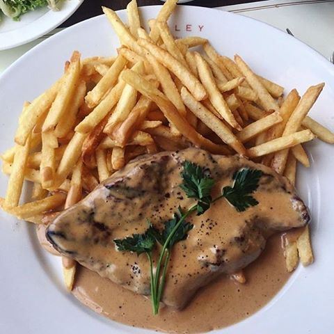 Craving this steak frites from @Couqley 😍🍴 Credits to @celinehreike  (Couqley)
