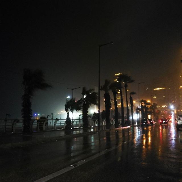 Crazy night 🌬️🌧️⛈️🌨️ rain  raindrops  rainforestcafe  itsraining ... (Ramlat Al Bayda', Beyrouth, Lebanon)