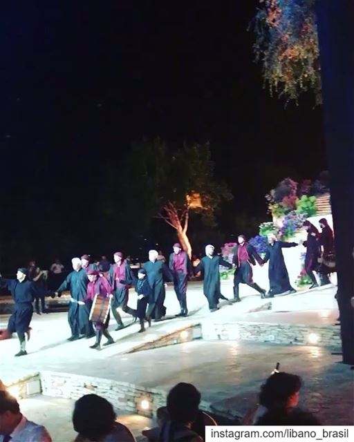 🇱🇧🇧🇷 Dabke, dança folclórica libanesa, num casamento típico realizado... (Chateau Rweiss)