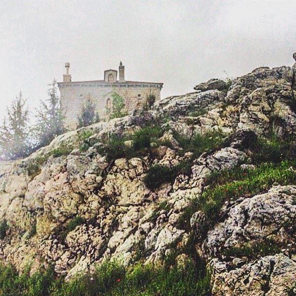 Dans le brouillard, elle est majestueusement perchée sur la colline... (Lebanon)