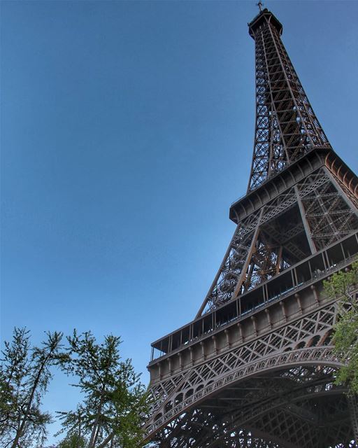 Dans sa robe en dentelle... igf238  igersfrance  latoureiffel ...