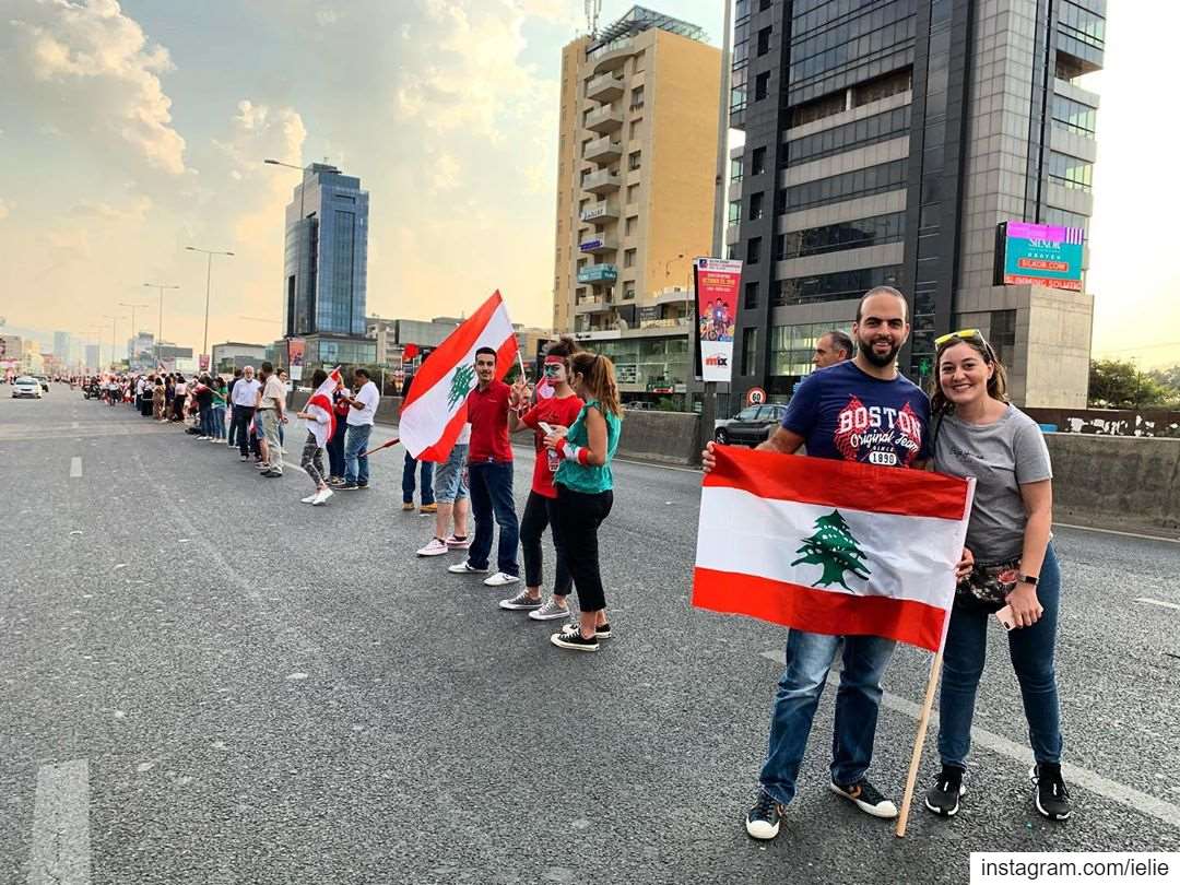  Day11: The human chain ✌🏻🇱🇧  Lebanon  ثورة  لبنان_ينتفض   كلن_يعني_كلن... (Dbayeh Highway)