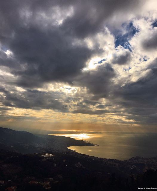 December vibes 👌🏻 afternoon  december  cloudy  sky  shy  sun  catching ... (Kasrouane)
