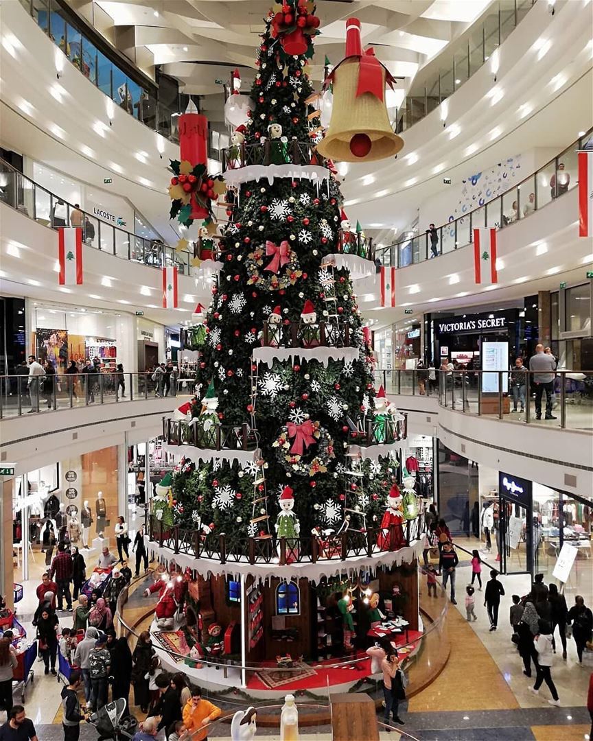 🇱🇧🇧🇷 Decoração de Natal no maior shopping de Beirute. Foto de @omar_al_ (City Centre Beirut)