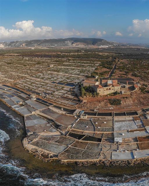 Deir El Natour, mosteiro de 900 anos de idade, fica no cabo de Al Natour,... (Enfeh)