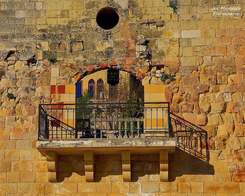 Deir el Qamar Castle.  castle  old  balcony  sun  sunnyday  deirelqamar ... (Deïr El Qamar, Mont-Liban, Lebanon)