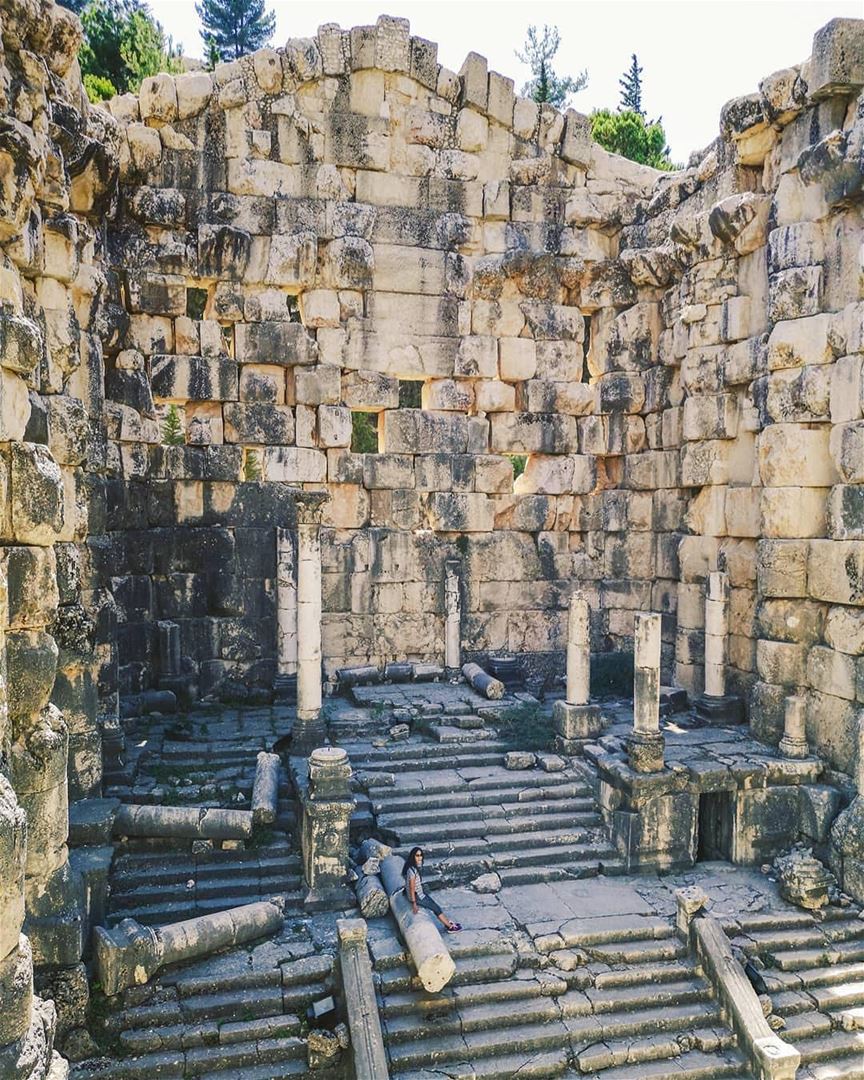 Desafiamos vocês a encontrar a @nady83 no meio das ruínas históricas de... (Niha, Béqaa, Lebanon)