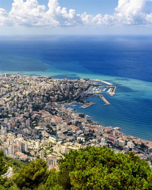 Desejando um ótimo domingo com esta linda foto da baía de Jounieh vista a... (Bay Of Jounieh)