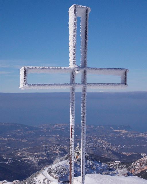 Desejando uma nova semana abençoada e de muita paz com esta bela imagem do... (Saydet El Hosn - Ehden)