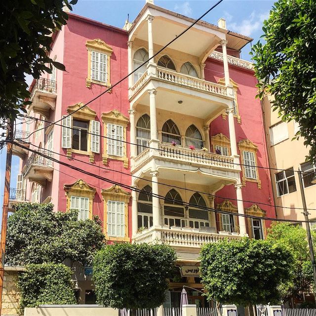 Difficult to ignore! :::::::::::::::::::::::::::::: pinkbuilding ... (Achrafieh, Lebanon)