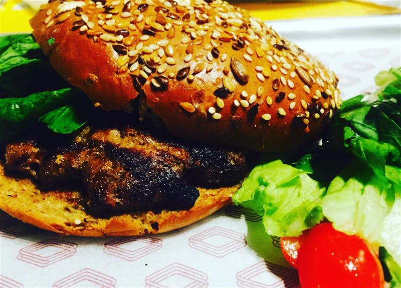  dinner out meat burger foodphotography foodstyling foodinsta foodnetwork... (Roadster Broumana)