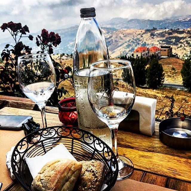 Dinner with a view 👌🗾 Start with cold ice water and freshly baked bread with waiting for your meal 🙌 Credits to @the.sugar.art  (Blackrock FAQRA)