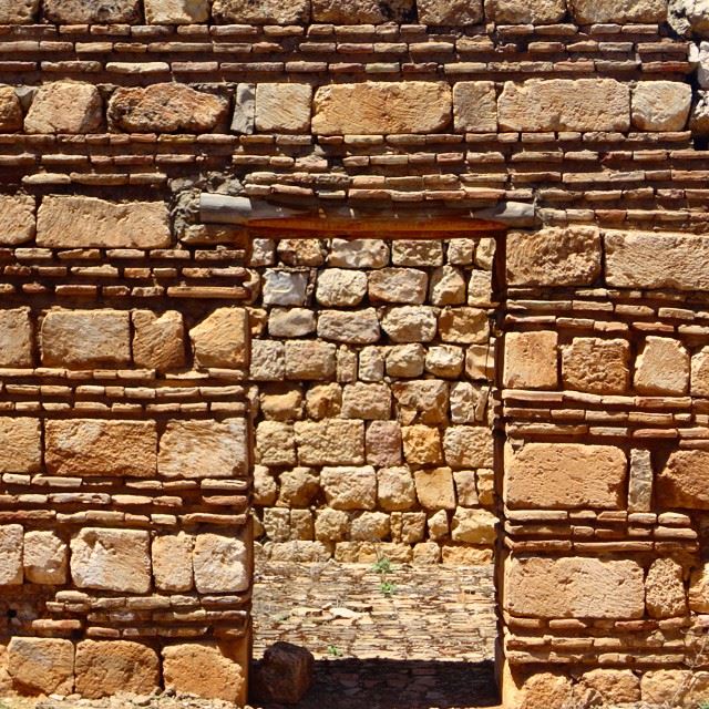 doors heritage old stonehouse stonehome architecture stonewalls (Anjar)