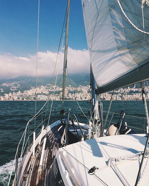 E o bom dia de hoje é diretamente da baía de Jounieh, fotografada pela @chr (Jounieh, Liban)