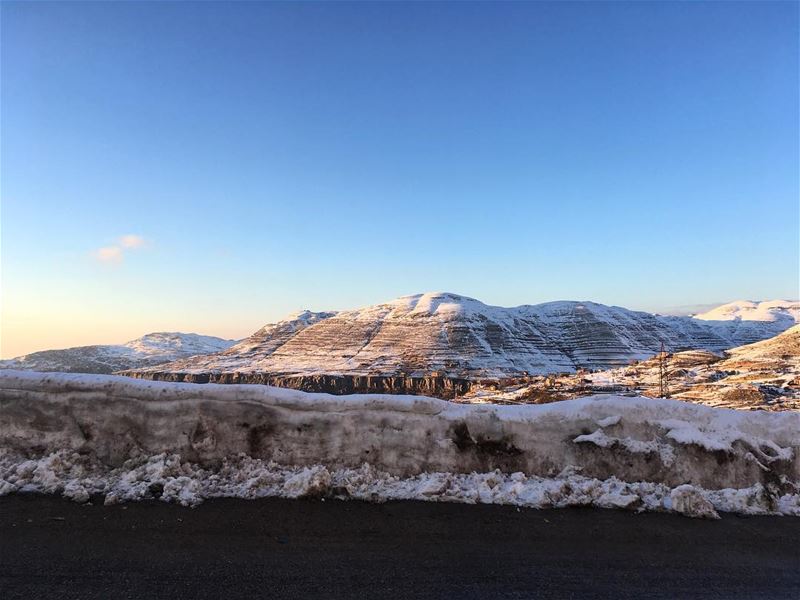 Early morning drive to the slopes. Another day of fresh air and sunshine... (Ouyoun El Simen-Kfardebian)