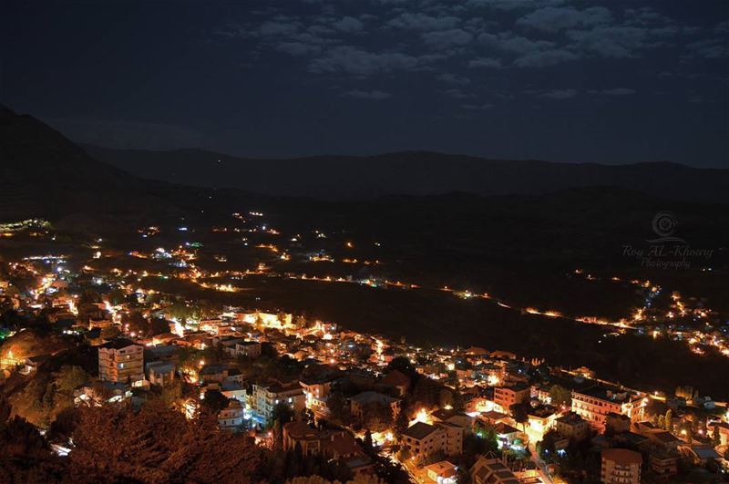 Ehden at night! RoyALKhouryPhotography  liveloveehden  ehden light ... (Ehden, Lebanon)