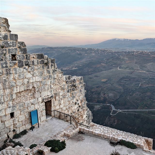 Em uma colina com vista para os campos do sul do Líbano e o bíblico Monte... (Beaufort Castle, Lebanon)