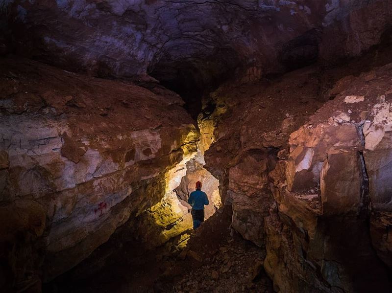 Entering a cave in Kfardebian ...