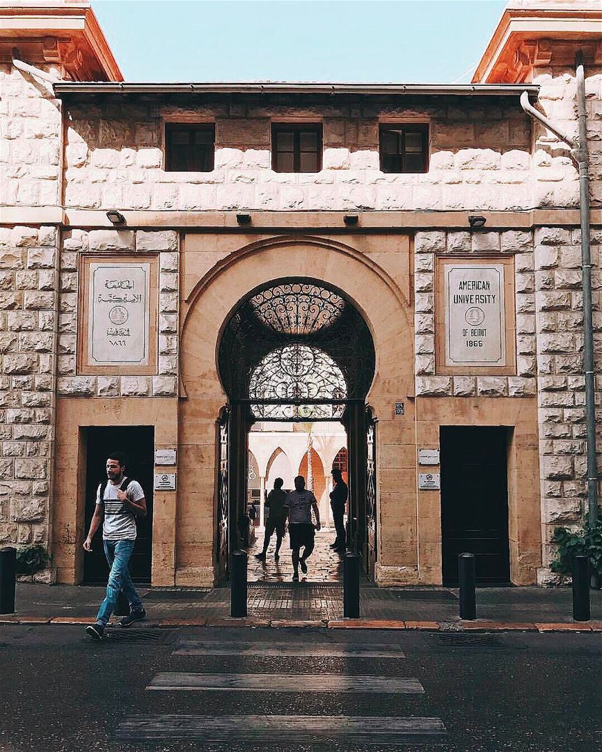 Entrada da Universidade Americana de Beirute @aub_lebanon fotografada por @ (American University of Beirut (AUB))