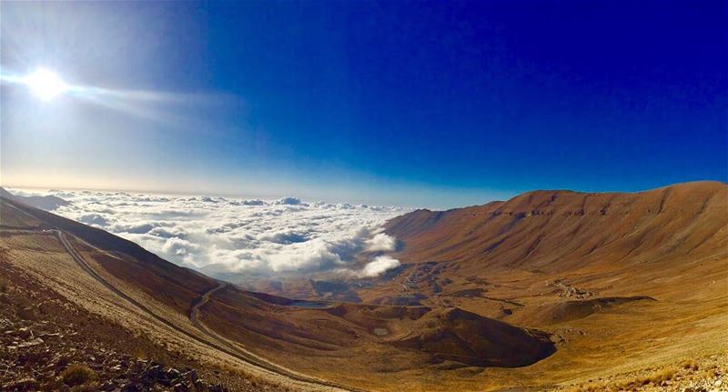 Entre ciel et terre. arz  lebanon  livelovelebanon  livelovebeirut ...