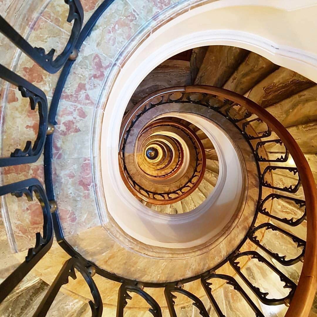 Escada espiral dentro do Royal Residence em @grandhillshotel vista a... (Grand Hills Hotel and Spa Broumana)