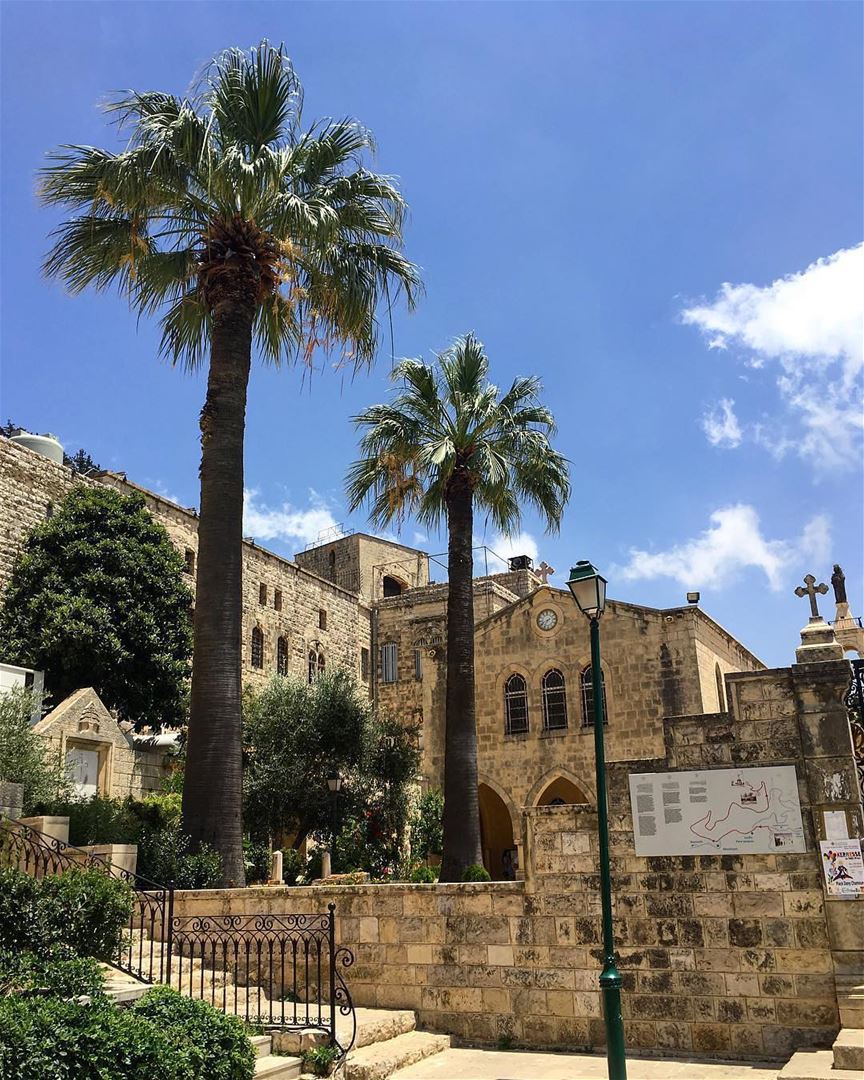 Esta é a histórica igreja de Nossa Senhora da Colina, Saydet El Talleh,... (Sayedet El Talleh)