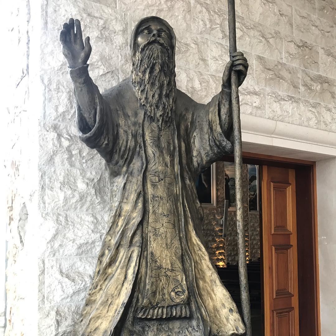 🇱🇧🇧🇷 Estátua de São Maron, fundador da Igreja Maronita, na entrada da... (Igreja Nossa Senhora do Líbano)