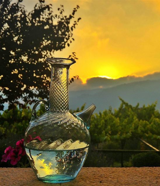 Este jarro de água chamado Brik e que parece uma lâmpada do Aladim, tem... (Deïr El Qamar, Mont-Liban, Lebanon)