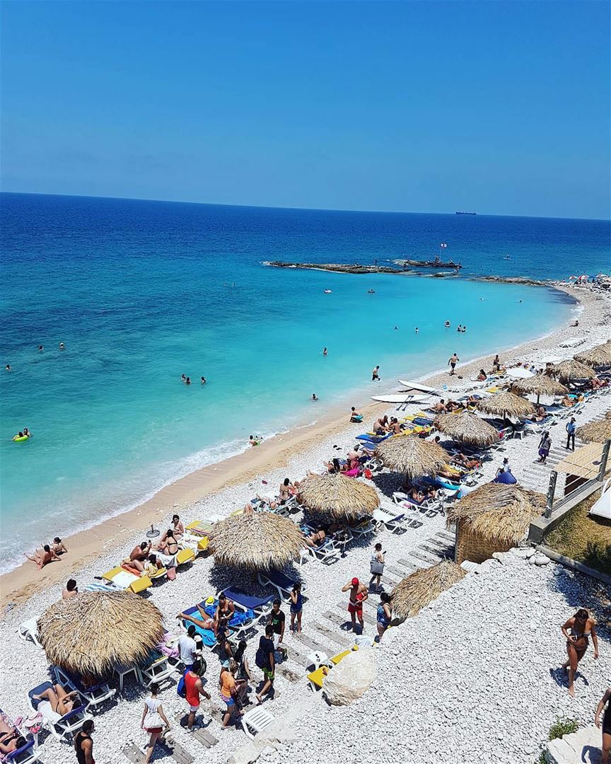 Estilo de vida mediterrâneo e o verão na costa libanesa, por @wanderjahr 🇱 (Loco Beach Resort)