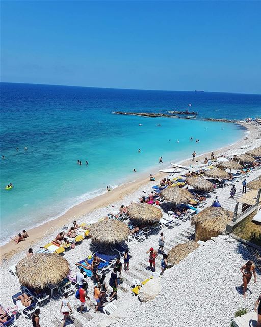 Estilo de vida mediterrâneo e o verão na costa libanesa, por @wanderjahr 🇱 (Loco Beach Resort)