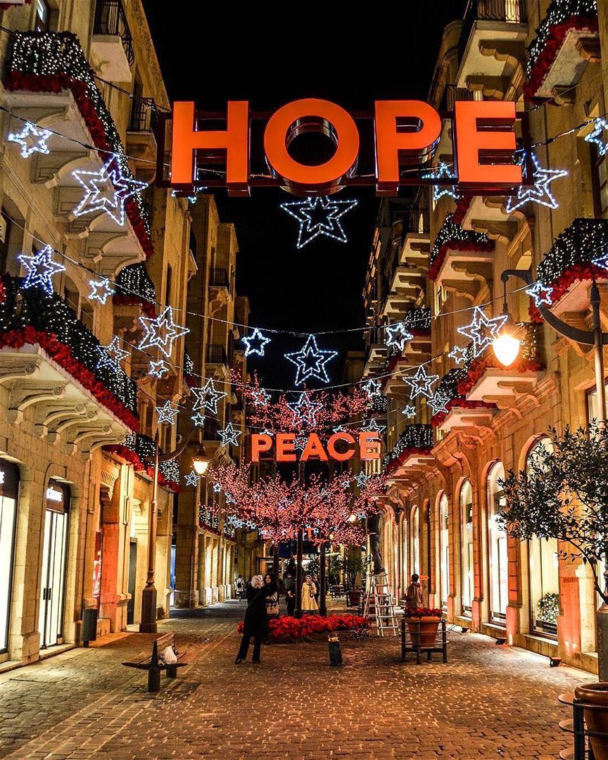 Estão acesas as luzes de Natal em Beirute! Quem também adora essa... (Beirut, Lebanon)