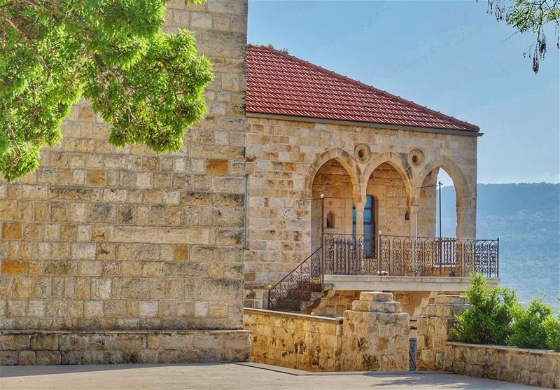 Even a brick wants to be something ! (El-Mukhtarah, Mont-Liban, Lebanon)