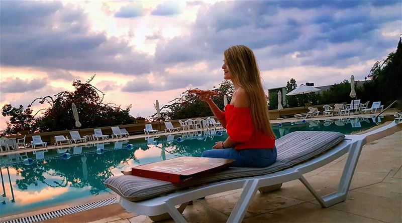 Even the sky is eyeballing my pizza 👀 🍕