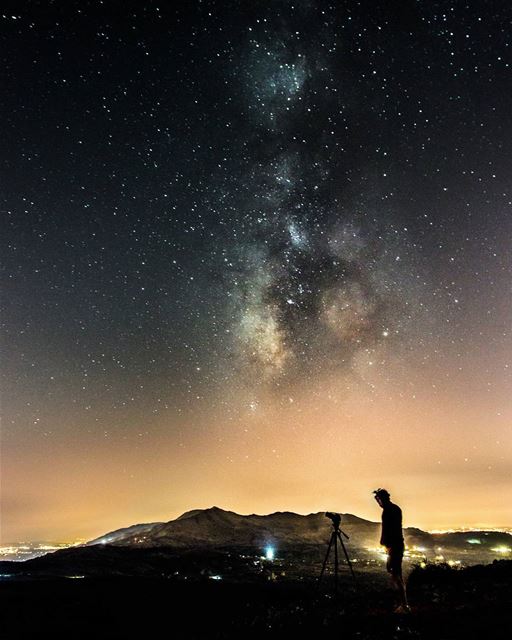 Everything's prettier at night🌌📸..... milkywaychasers milkyway... (Jabal Şannīn)
