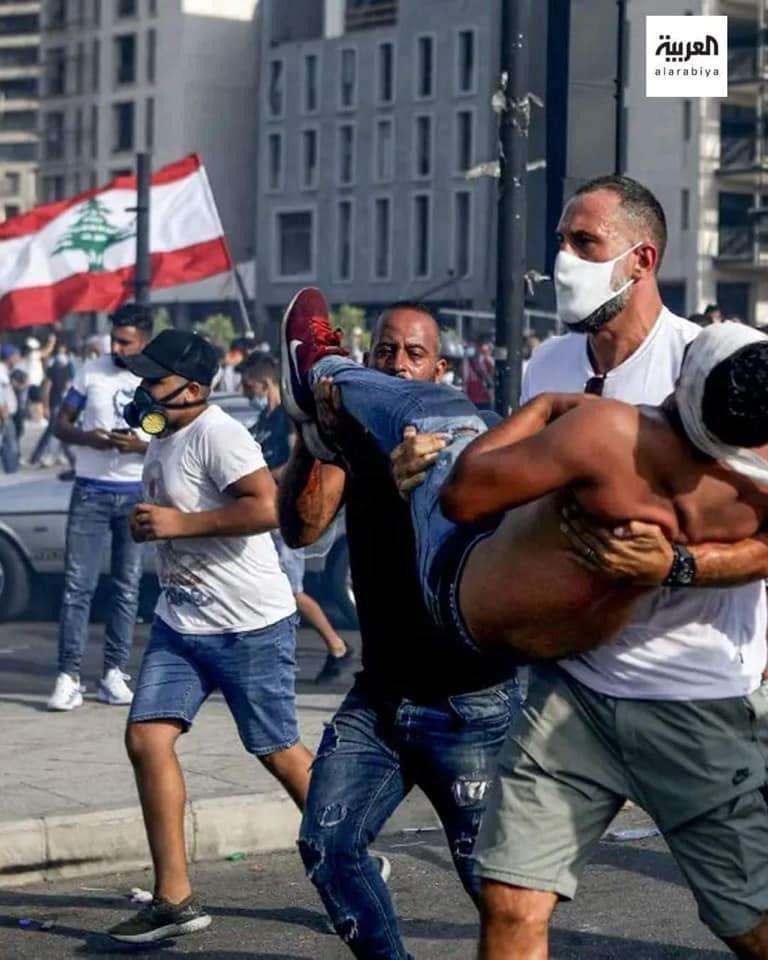 Fadi el Khatib carrying and injured man during the #Beirut protest on 8th of August 2020