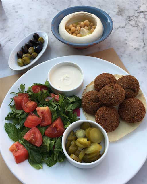 Falafel, salada libanesa de hortelã, azeitonas, homus. Tudo que há de mais... (Café Libanais)