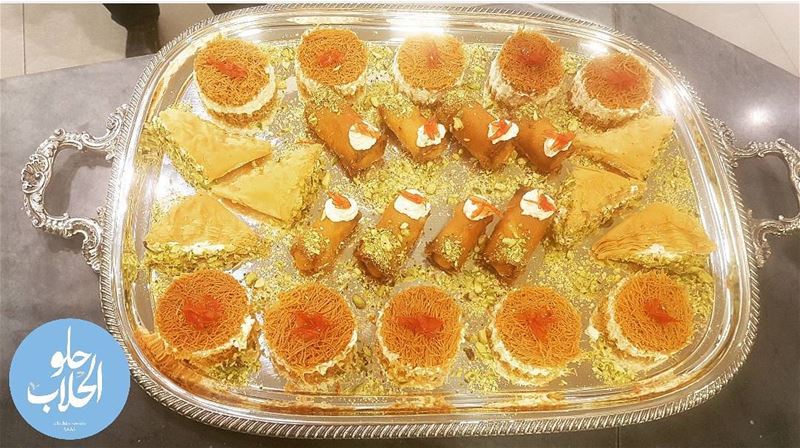 Family gathering ? 😍😁the perfect weekend kashtayat tray 👍-------------- (Abed Ghazi Hallab Sweets)