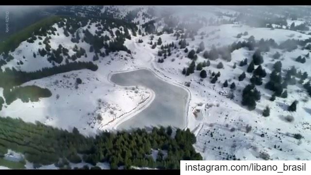 🇱🇧🇧🇷 Fantástica tomada aérea das montanhas libanesas durante o inverno... (Lebanon)