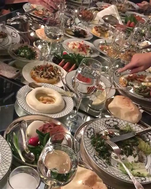 Fartura inigualável em um tradicional restaurante libanês de Beirute 🇱🇧... (Em Sherif)