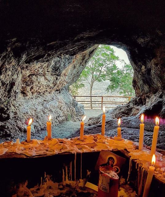 Feliz Páscoa diretamente do local onde Jesus realizou seu primeiro... (Qana, Lebanon)