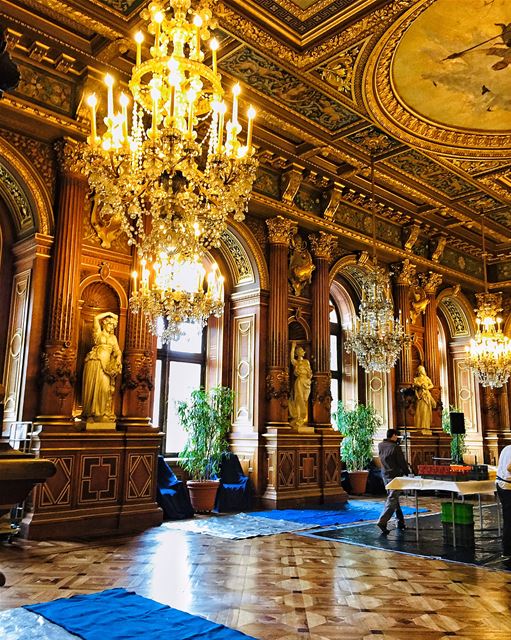 Finally saw what’s behind the walls of the Hotel de Ville Paris••••••••••• (Hôtel de Ville, Paris)