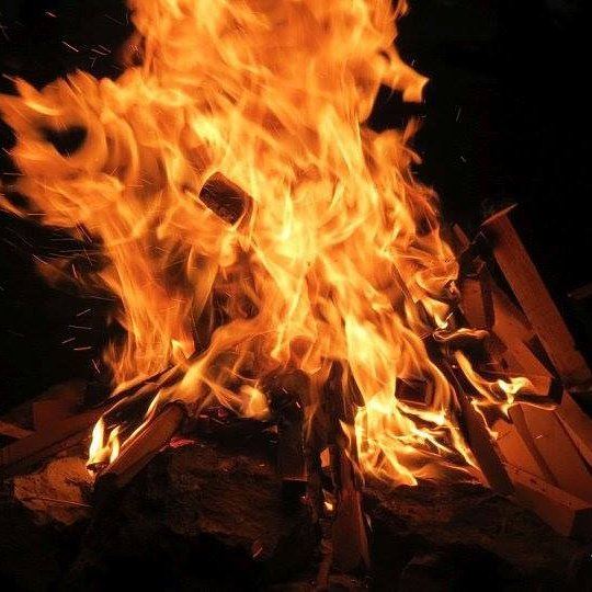  firecamp🔥 mountains  night  wind  fire  colors  nofilterforfire  camp ... (Nawawis Fakra)