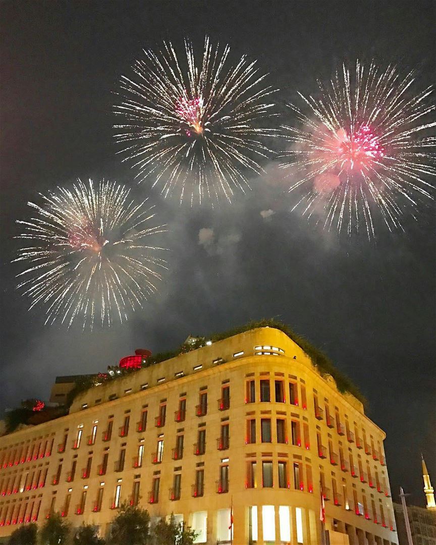 Fireworks 💥إحتفالات تعم ساحة الشهداء قبالة مسجد محمد الأمين في وسط بيروت... (Downtown, Beirut, Lebanon)