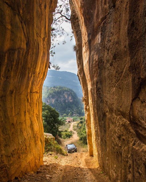 Fizr Kfarmatta: the naturally-formed rock fissure. More than 4 meters wide, (Kafr Mattá, Mont-Liban, Lebanon)